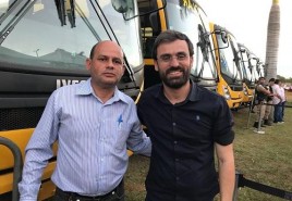 Governo Municipal recebe dois novos ônibus para o transporte escolar