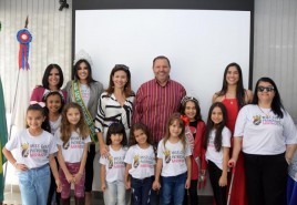 Prefeito Deiró Marra recebe a visita das candidatas ao Miss Café Patrocínio Mirim 2022