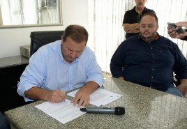 Prefeito assina ordem de serviço para o reinício das obras de canalização do Rangel