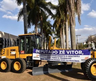 Imagem 1 do post Prefeito Deiró Marra e deputado federal Zé Vítor participam de reunião do CMDRS e realizam entrega de nova máquina para a Prefeitura   às 12 Agosto 2021