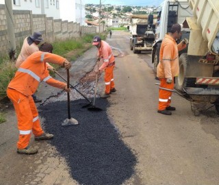 Imagem 3 do post Governo Municipal intensifica manutenções de vias urbanas e rurais durante período chuvoso
