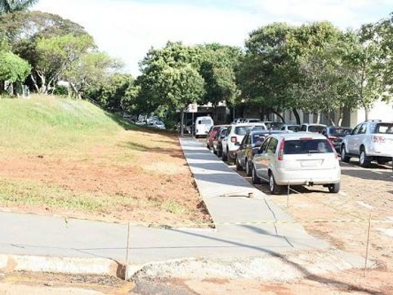 Secretaria Municipal de Obras Públicas segue com serviços de construçãode calçadas