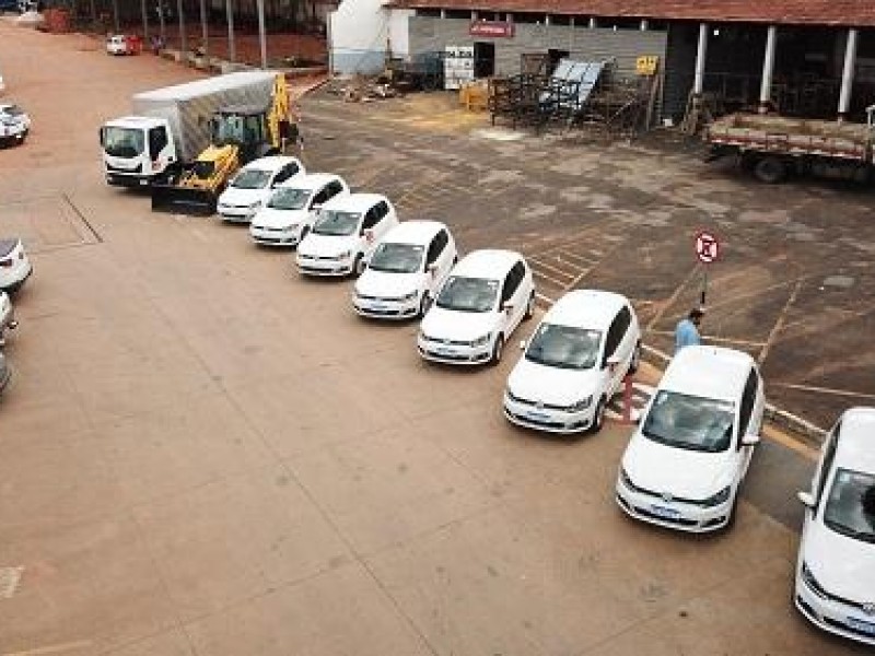 Governo Municipal entrega novos veículos à população