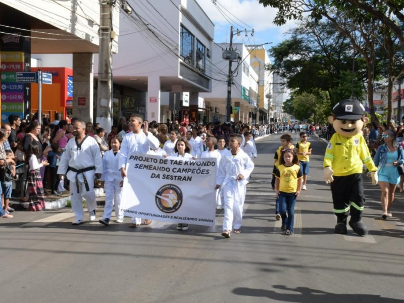 Desfile Cívico no Dia da Independência: Patrocínio Celebra o Brasil de Todos...
