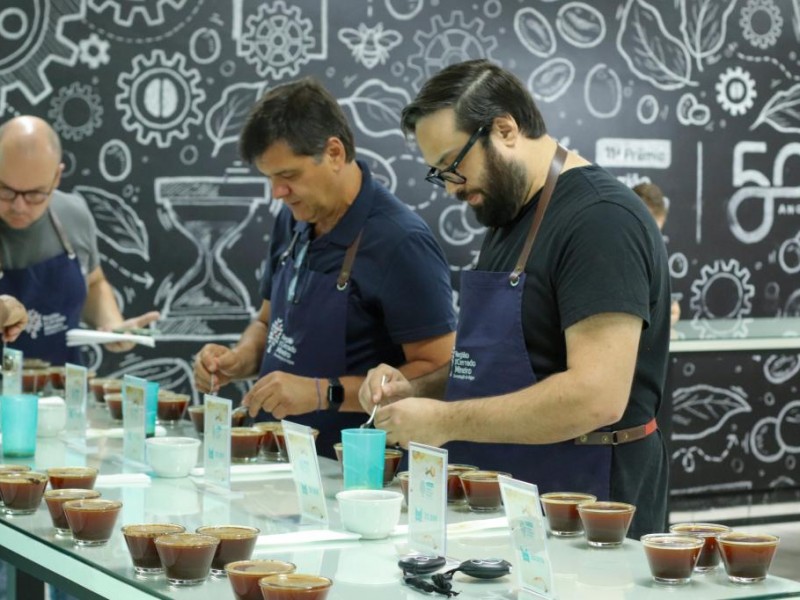 Júri internacional avalia os melhores cafés do 11º Prêmio Região do Cerrado...