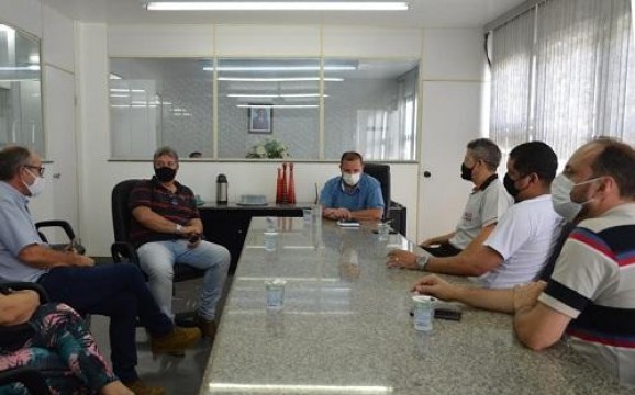 Prefeito Deiró Marra recebe representantes do comércio de Patrocínio
