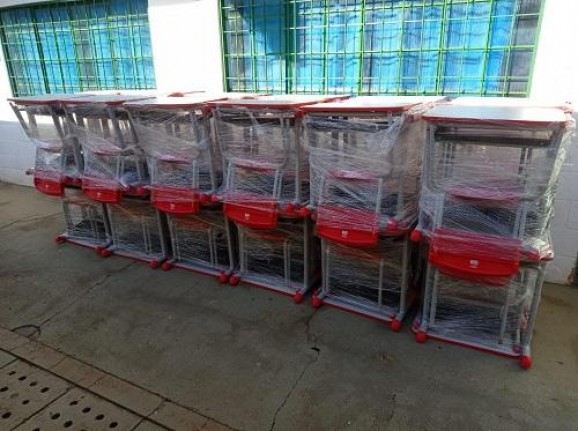 Secretaria de Educação distribui novos conjuntos de mesas e cadeiras escolares