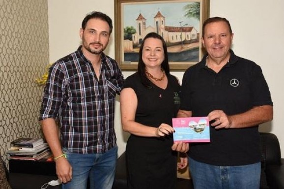 Prefeito Deiró Marra recebe convite para lançamento da pedra fundamental do Hospital de Amor
