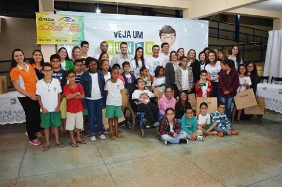 Sicoob Coopacredi faz doação de 48 óculos a crianças de Patrocínio e Guimarânia na edição 2018 do projeto VEJA UM MUNDO MELHOR