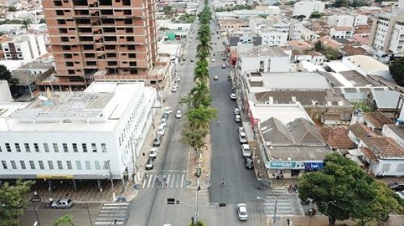 Trecho da Avenida Faria Pereira recebe obra de recuperação asfáltica