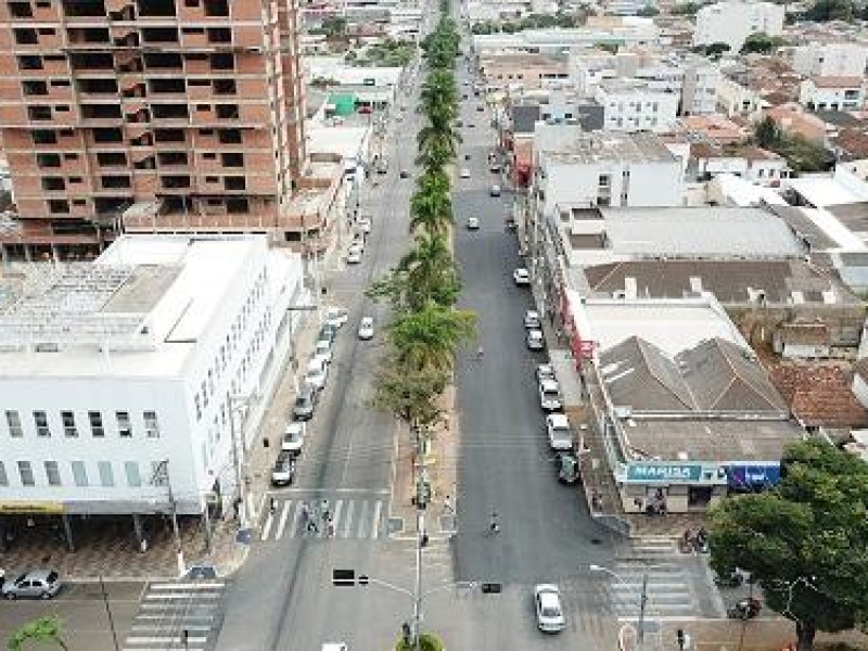 Trecho da Avenida Faria Pereira recebe obra de recuperação asfáltica
