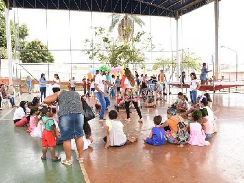 Crianças atendidas pelos CRAS e CASI participam de comemoração do dia das...