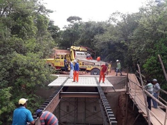 Instaladas as vigas da nova ponte de concreto sobre o Rio Dourados na região de Ponte Alta