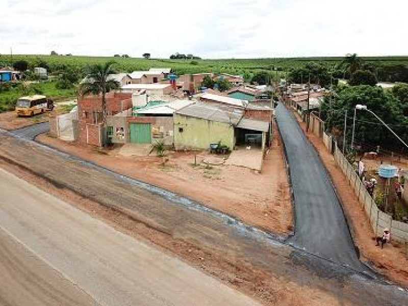 Ruas da Comunidade de Martins recebem asfaltamento