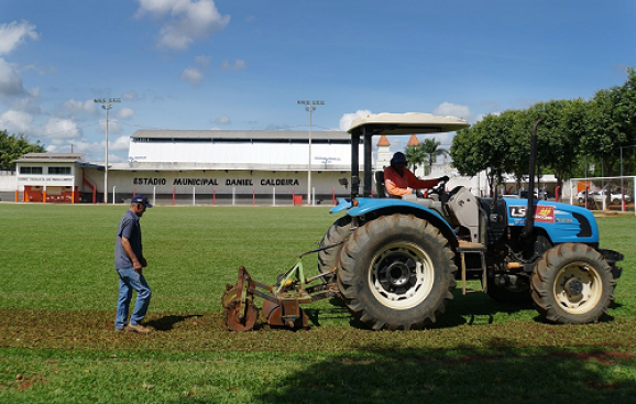 Iniciado trabalho de recuperação do gramado do Estádio Daniel Caldeira