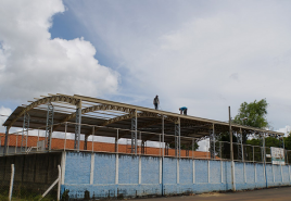 Instalação da cobertura da quadra da Escola Municipal Joaquim Martins entra em fase de conclusão