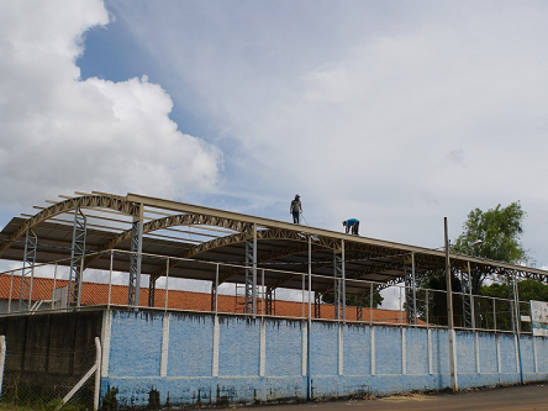 Instalação da cobertura da quadra da Escola Municipal Joaquim Martins entra em...