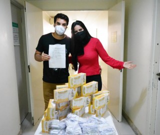 Imagem 1 do post Talles & Larissa repassam ao HC Patrocínio R$ 3 mil, luvas e máscaras arrecadados durante live da dupla