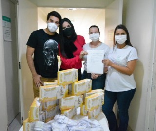 Imagem 2 do post Talles & Larissa repassam ao HC Patrocínio R$ 3 mil, luvas e máscaras arrecadados durante live da dupla