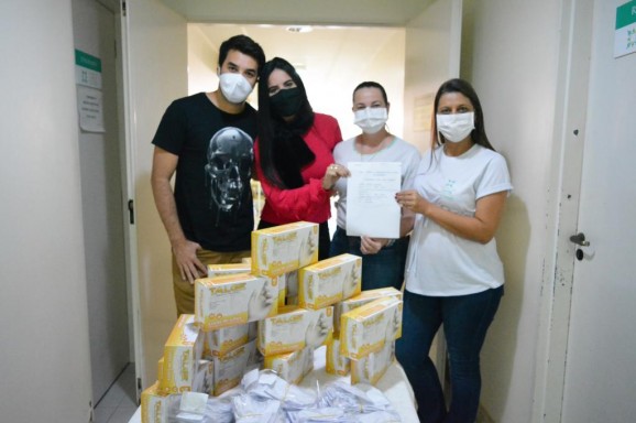 Talles & Larissa repassam ao HC Patrocínio R$ 3 mil, luvas e máscaras arrecadados durante live da dupla