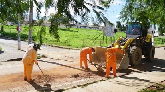 Secretaria de Obras segue com serviços de recuperação da Avenida  Altino Guimarães