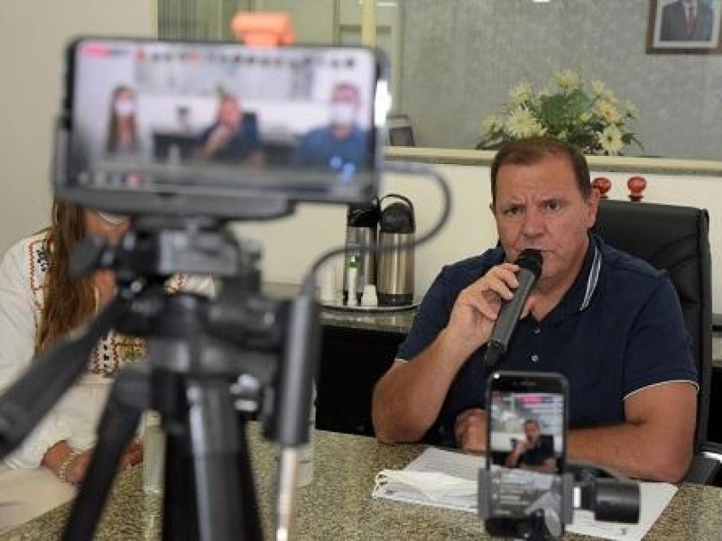 Prefeito Deiró Marra concede entrevista coletiva sobre a situação da Covid-19 em...