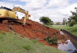 Secretaria Municipal de Obras inicia recuperação de talude no canal da Avenida Dr. Walter Pereira Nunes