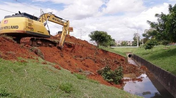 Secretaria Municipal de Obras inicia recuperação de talude no canal da Avenida Dr. Walter Pereira Nunes