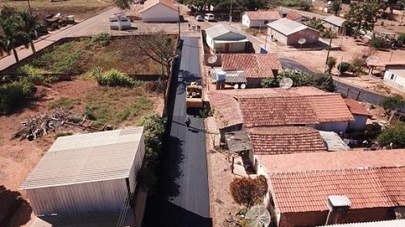 Comunidade de Pedros recebe asfaltamento