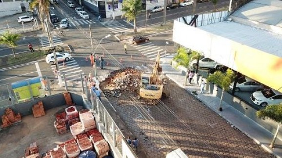 Governo Municipal inicia retirada dos bloquetes para o asfaltamento da Rua Coronel Rabelo