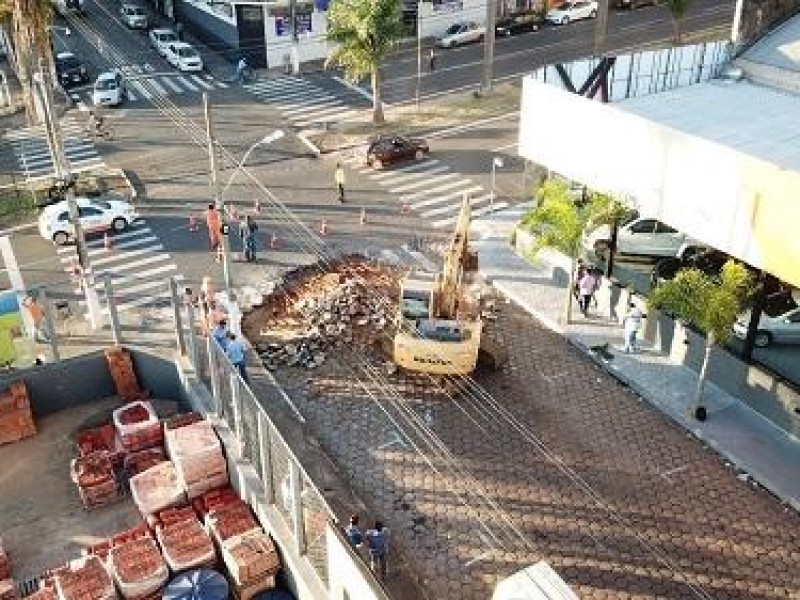 Governo Municipal inicia retirada dos bloquetes para o asfaltamento da Rua Coronel...
