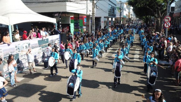Desfile na Avenida Rui Barbosa celebra os 180 de Patrocínio