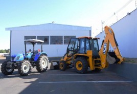 Governo Municipal entrega duas novas máquinas para a Secretaria Municipal de Obras Públicas