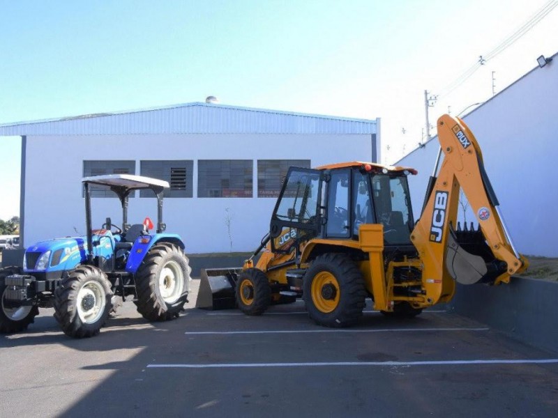 Governo Municipal entrega duas novas máquinas para a Secretaria Municipal de Obras...