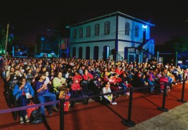 Cine Família na Praça reúne mais de 1.500 espectadores no largo do Museu Municipal