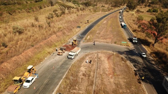 Governo Municipal realiza recuperação de asfalto no trevo da BR-365 com a MG-230