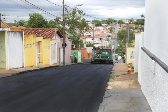 Trecho da Rua Rio Branco recebe recapeamento asfáltico