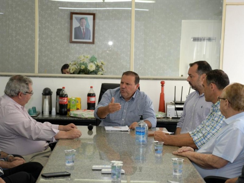 Prefeito Deiró Marra se reúne com diretores de instituições e lideranças políticas...