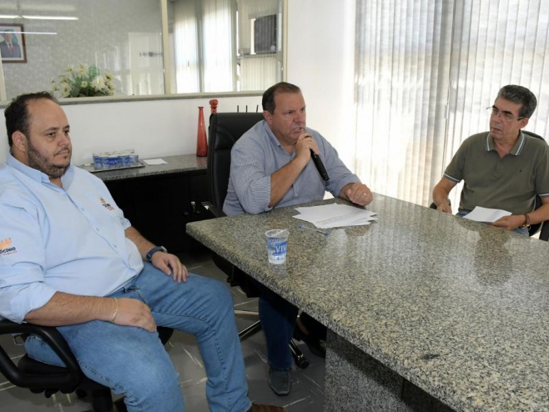Prefeito Deiró Marra cede entrevista coletiva sobre reajuste salarial dos servidores
