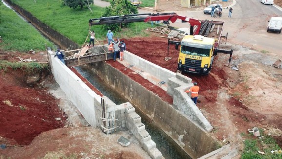Secretaria de Obras Públicas finaliza mais uma etapa da ponte na Avenida Dr. Walter Pereira Nunes