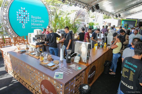 Federação dos Cafeicultores do Cerrado marca presença na Fenicafé 2024