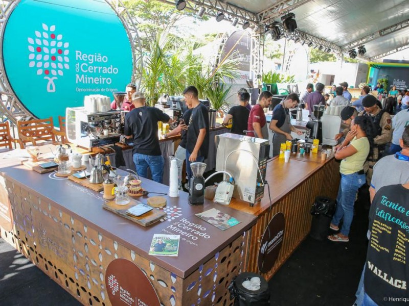 Federação dos Cafeicultores do Cerrado marca presença na Fenicafé 2024